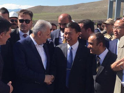 董事長王家安與時任土耳其總理耶爾德勒姆共同出席鵬飛集團在土耳其承建的3000t/d水泥生產線剪彩儀式,并親切交談